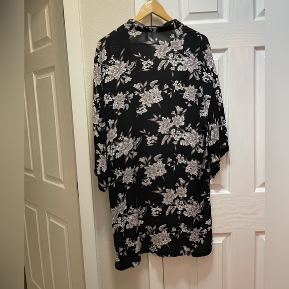 Light Weight Black and Grey Floral Print Kimono - Picture 4 of 9